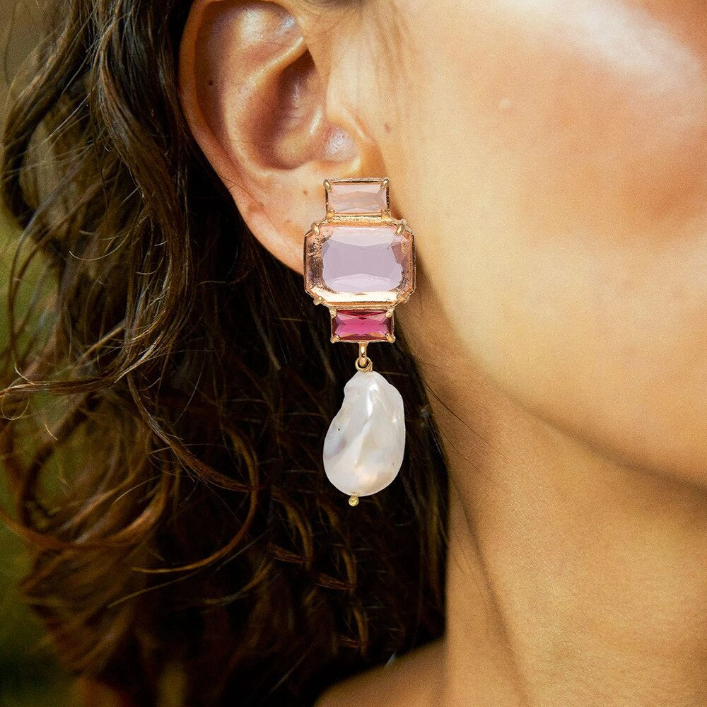 Naturstensøreringe med pink zirkoner